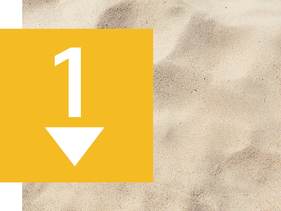 Zahl eins auf einem gelben Hintergrund, dahinter ist Sand.