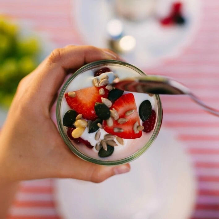 Bild eines Joghurts mit Früchten