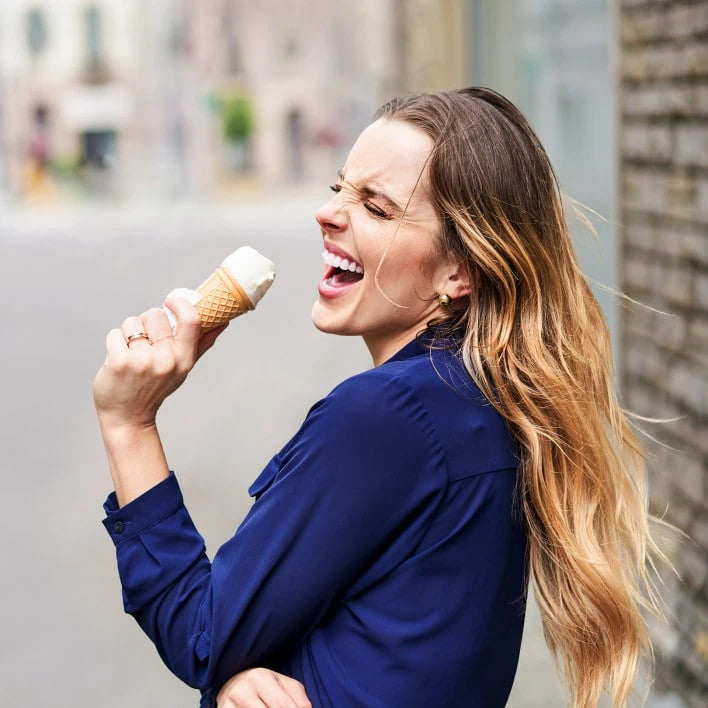 Eine Frau ist ein Eis aus der Waffel