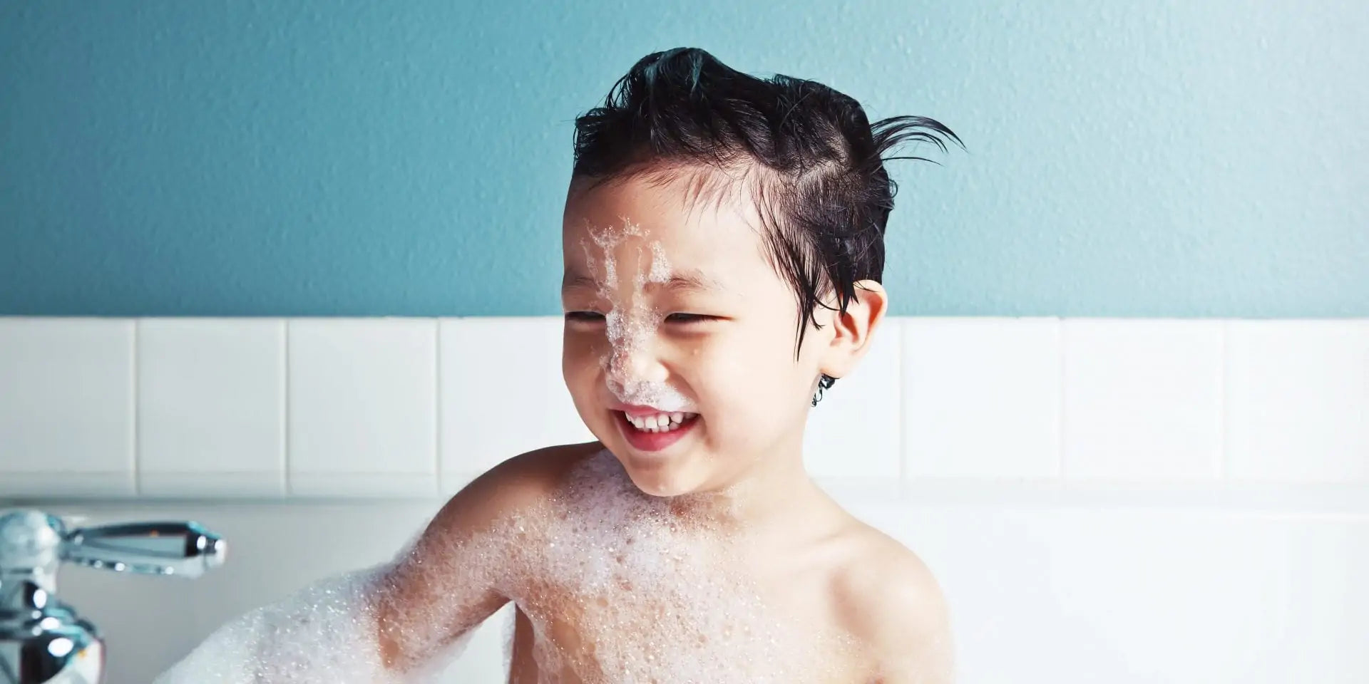 Kleinkind in der Badewanne